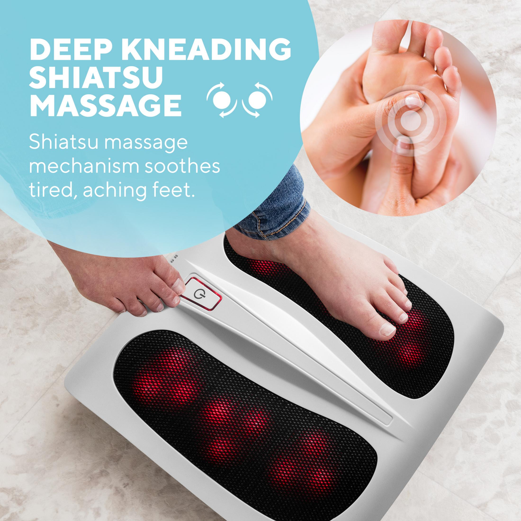 Füße ruhen auf einem Shiatsu-Massagegerät mit roten Lichtern. Text: TIEFE KNETENDE SHIATSU-MASSAGE.