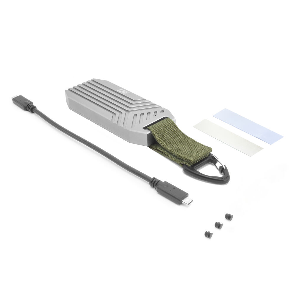 SSD portatile grigio con cavo USB-C, cinghia verde, moschettone e pad termici.