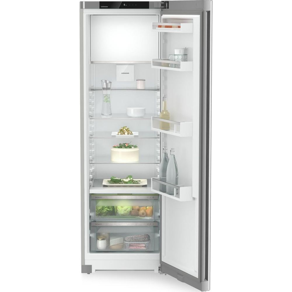 Un frigorifero aperto con cibo sugli scaffali e nei cassetti.