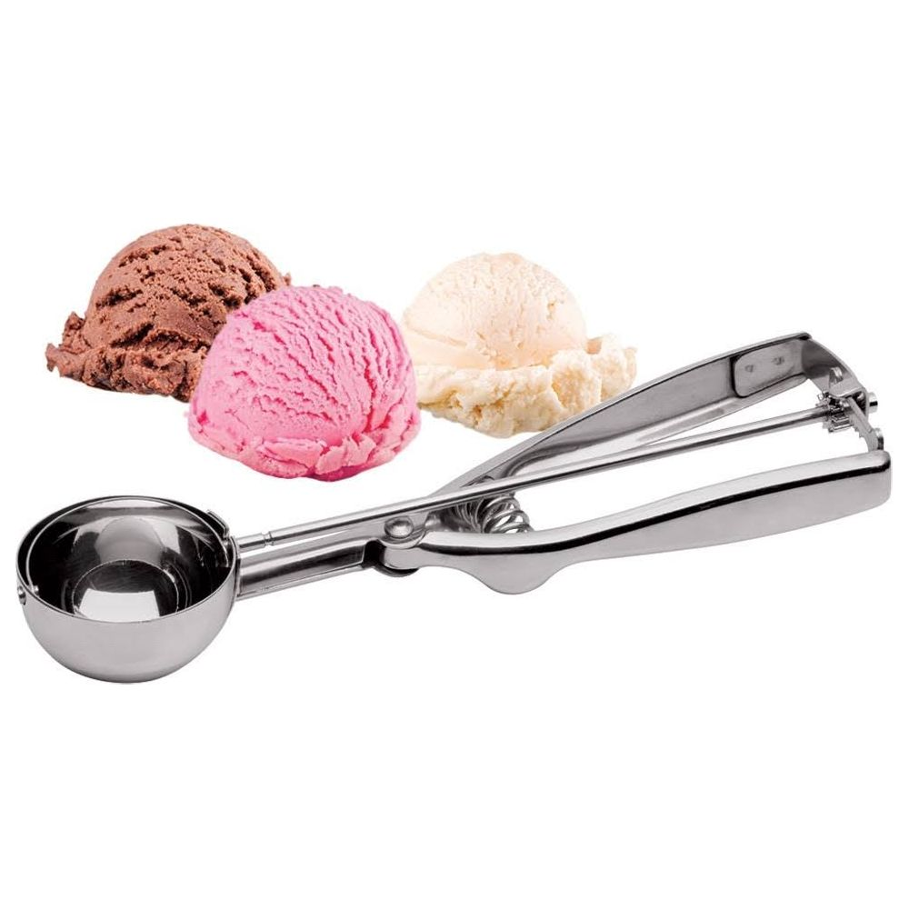Un porzionatore per gelato argentato con tre palline di gelato: cioccolato, fragola, vaniglia.