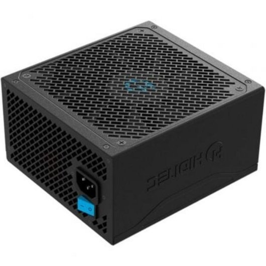 Fuente de alimentación negra con rejilla de ventilación y un interruptor azul.
