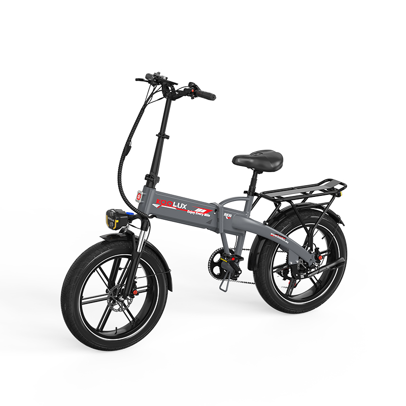 Bicicleta eléctrica plegable gris con sillín, portaequipajes y faro negros.