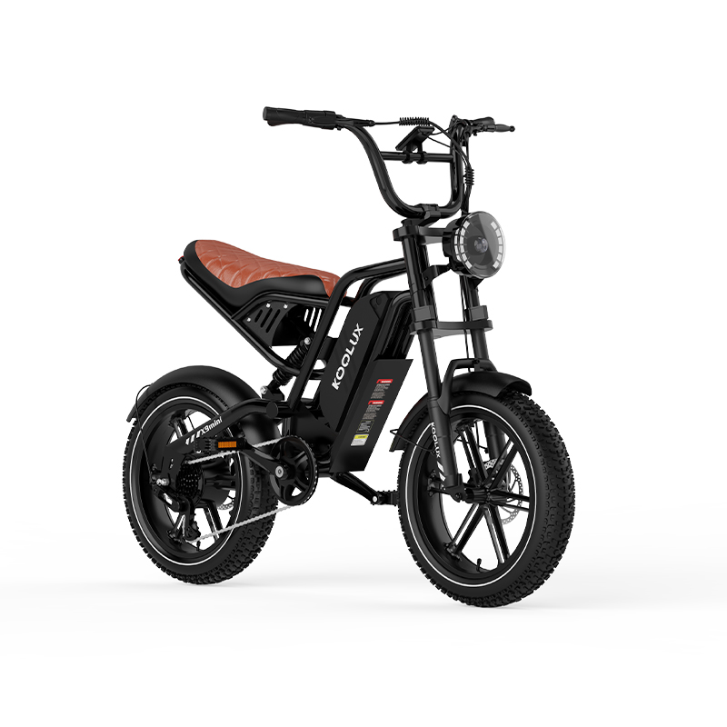 Bicicleta eléctrica negra con asiento marrón, neumáticos anchos y luz redonda.