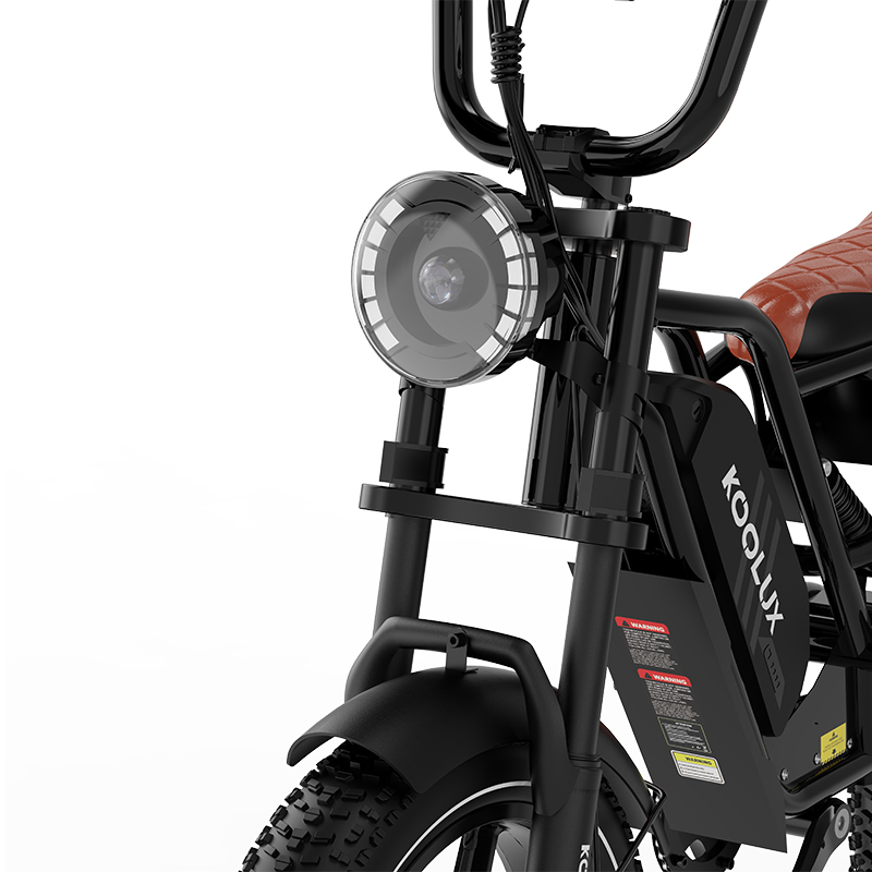 Vista frontal de una e-bike negra con asiento marrón y faro grande.