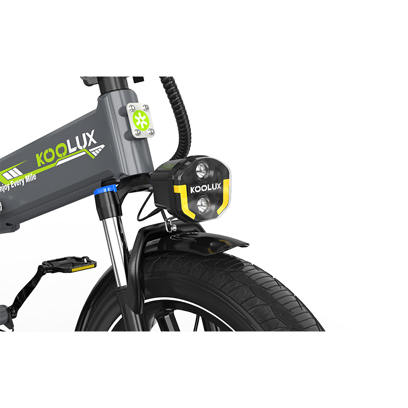 Bicicleta eléctrica gris con guardabarros negro, doble faro y pedales.