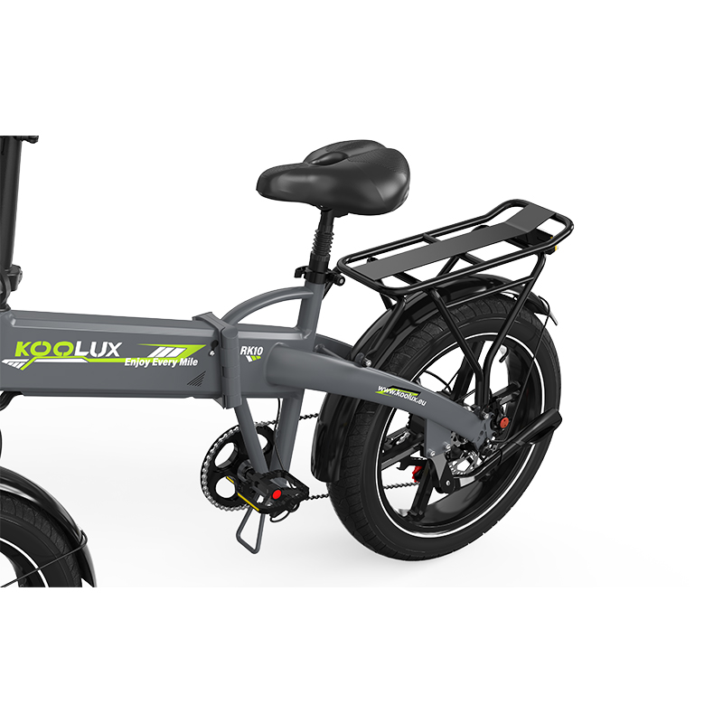 Una e-bike gris con sillín y portaequipajes negros. Vista de cerca.