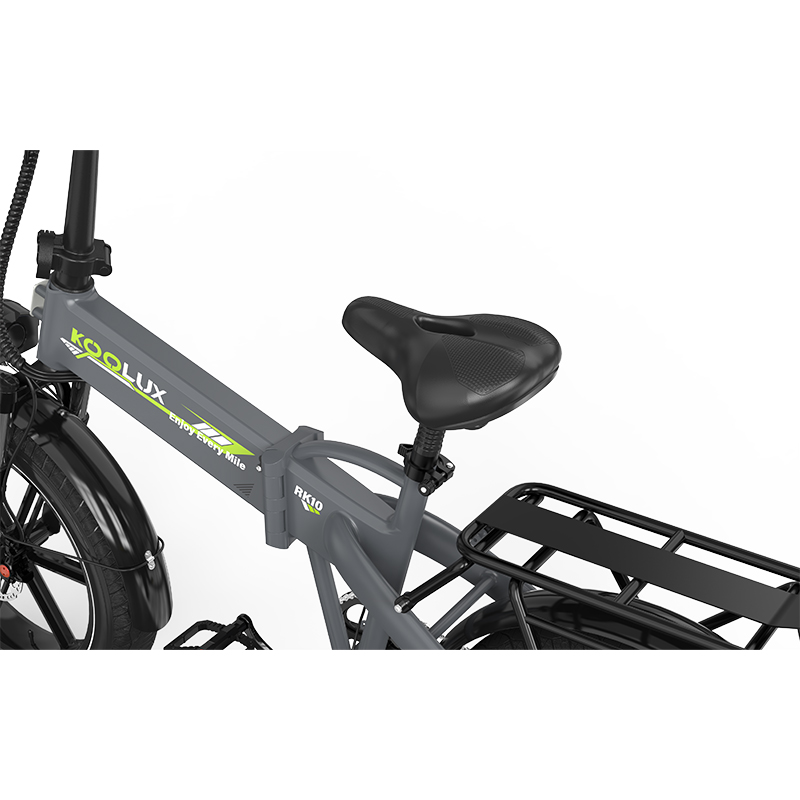 Marco de bicicleta eléctrica gris con asiento negro, portaequipajes y rueda delantera.