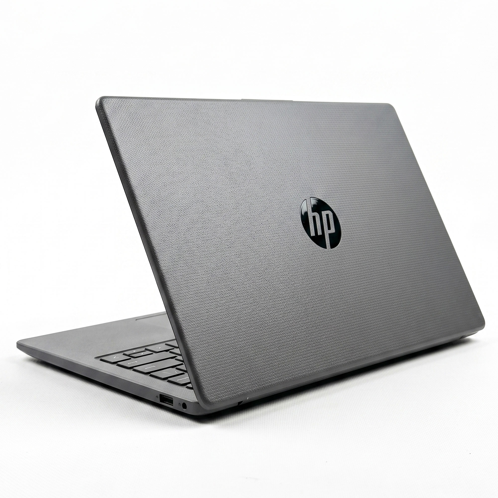 Klavyeli ve USB portlu gri HP dizüstü bilgisayar, beyaz zeminde.