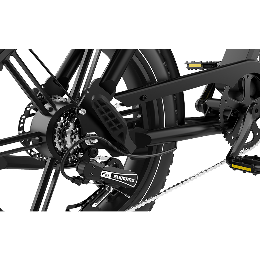 Primer plano del cuadro de bicicleta negro mostrando cassette, cadena y pedales.