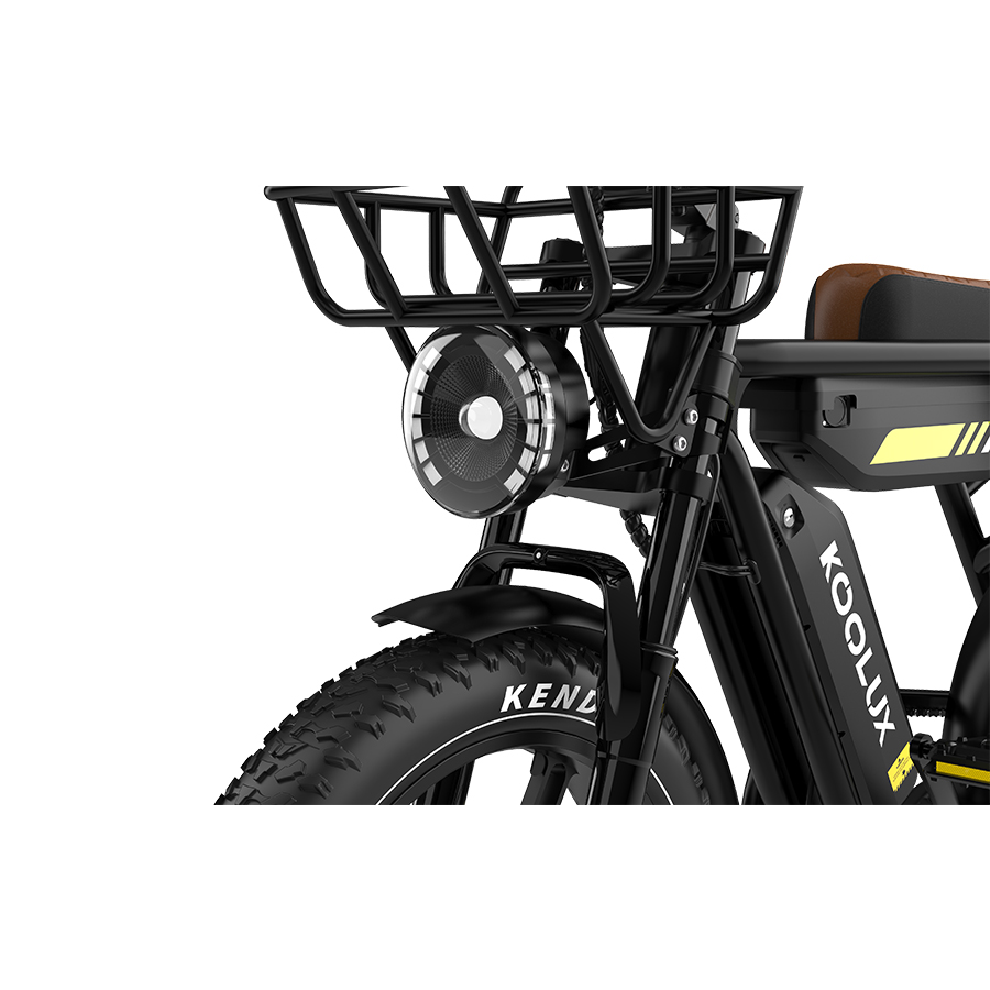 Primer plano de una bicicleta eléctrica negra con cesta delantera, faro y rueda ancha.