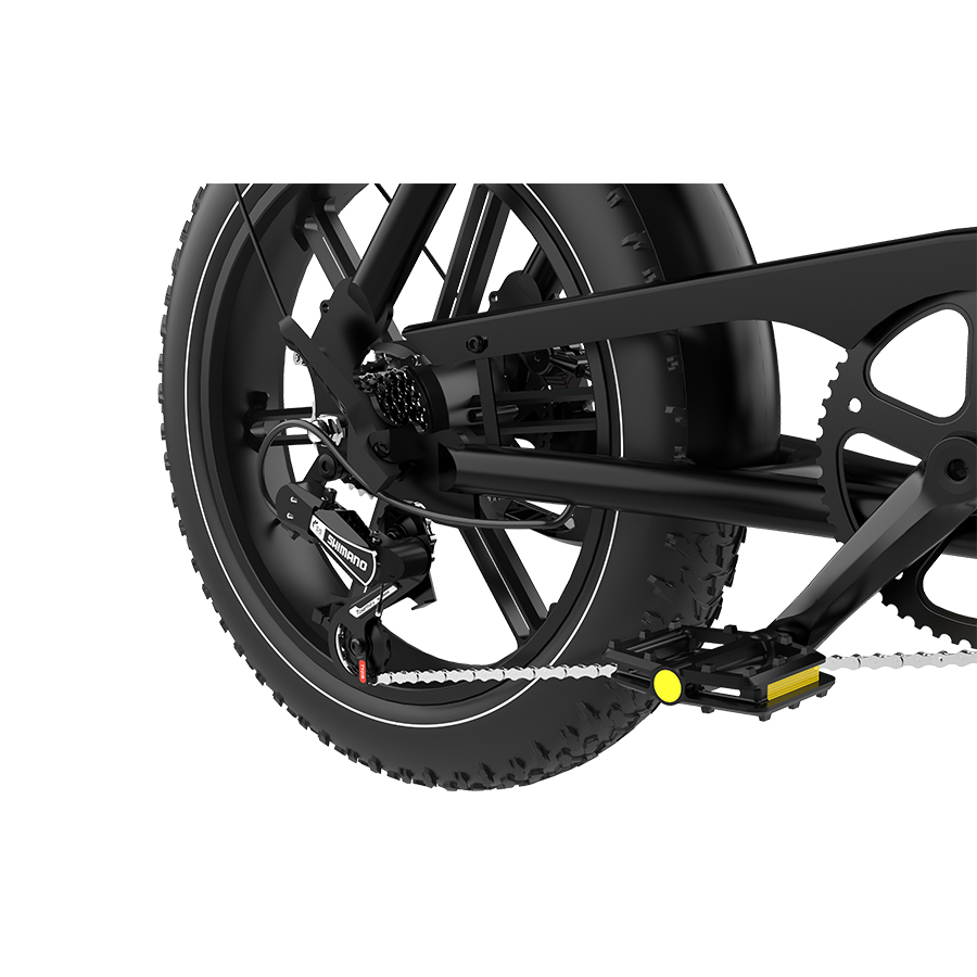 Primer plano de la rueda trasera de una bicicleta negra con cambio Shimano y cadena.