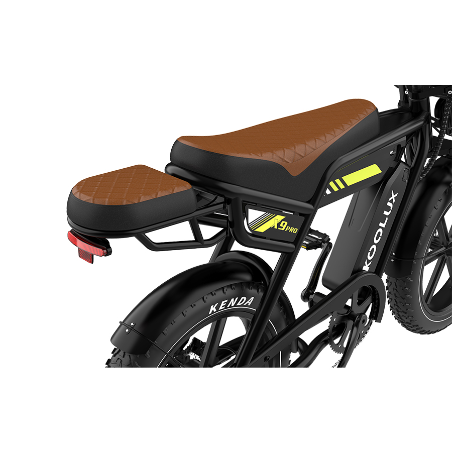 Bicicleta eléctrica negra con asientos marrones acolchados, franja amarilla y logo.