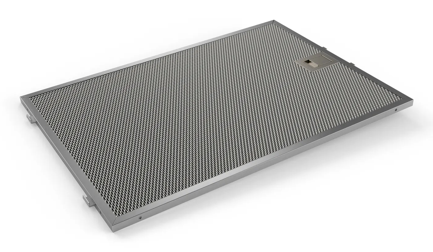 Un filtro metálico rectangular con marco plateado y rejilla detallada.