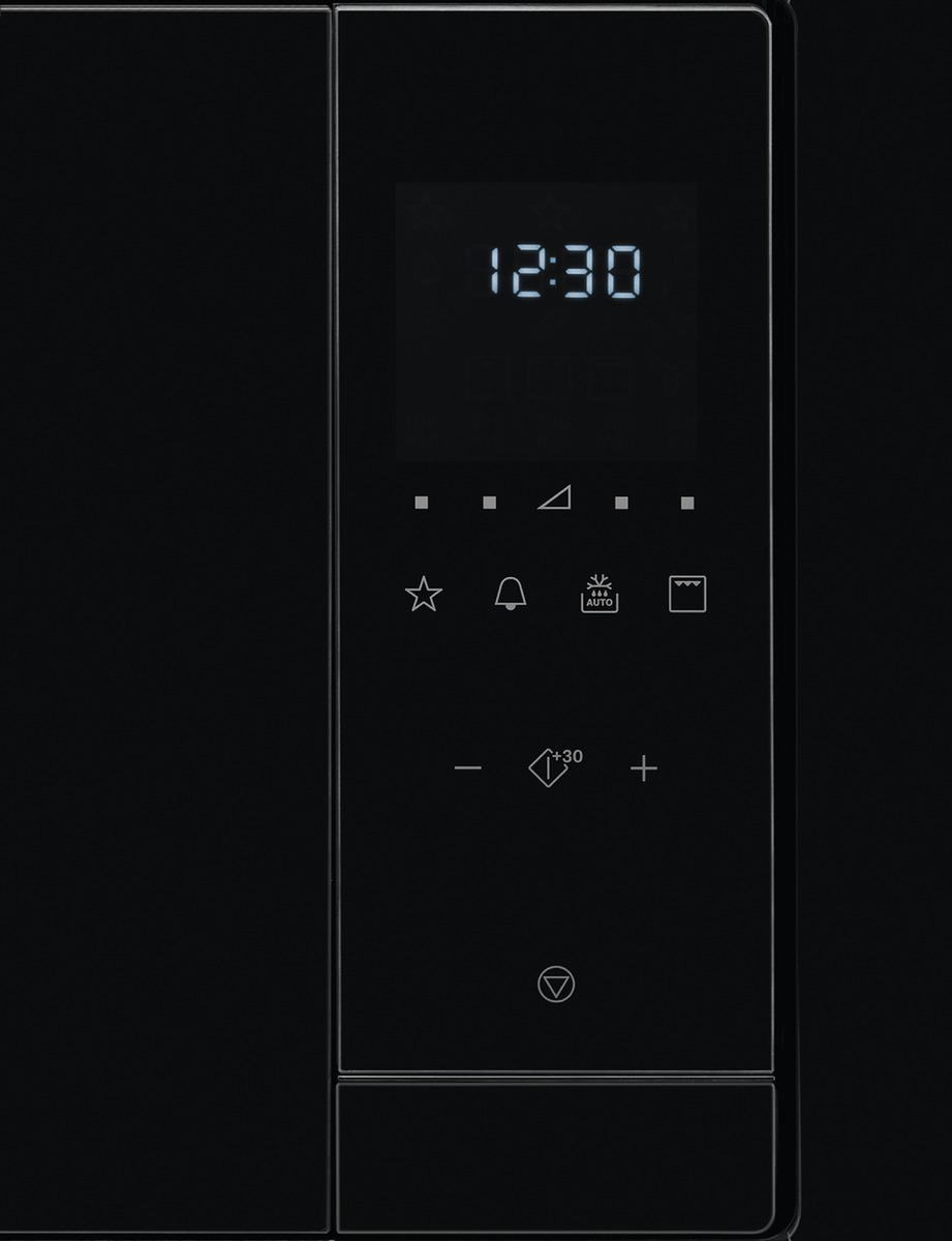 Panel de control negro con reloj digital 12:30 y botones.