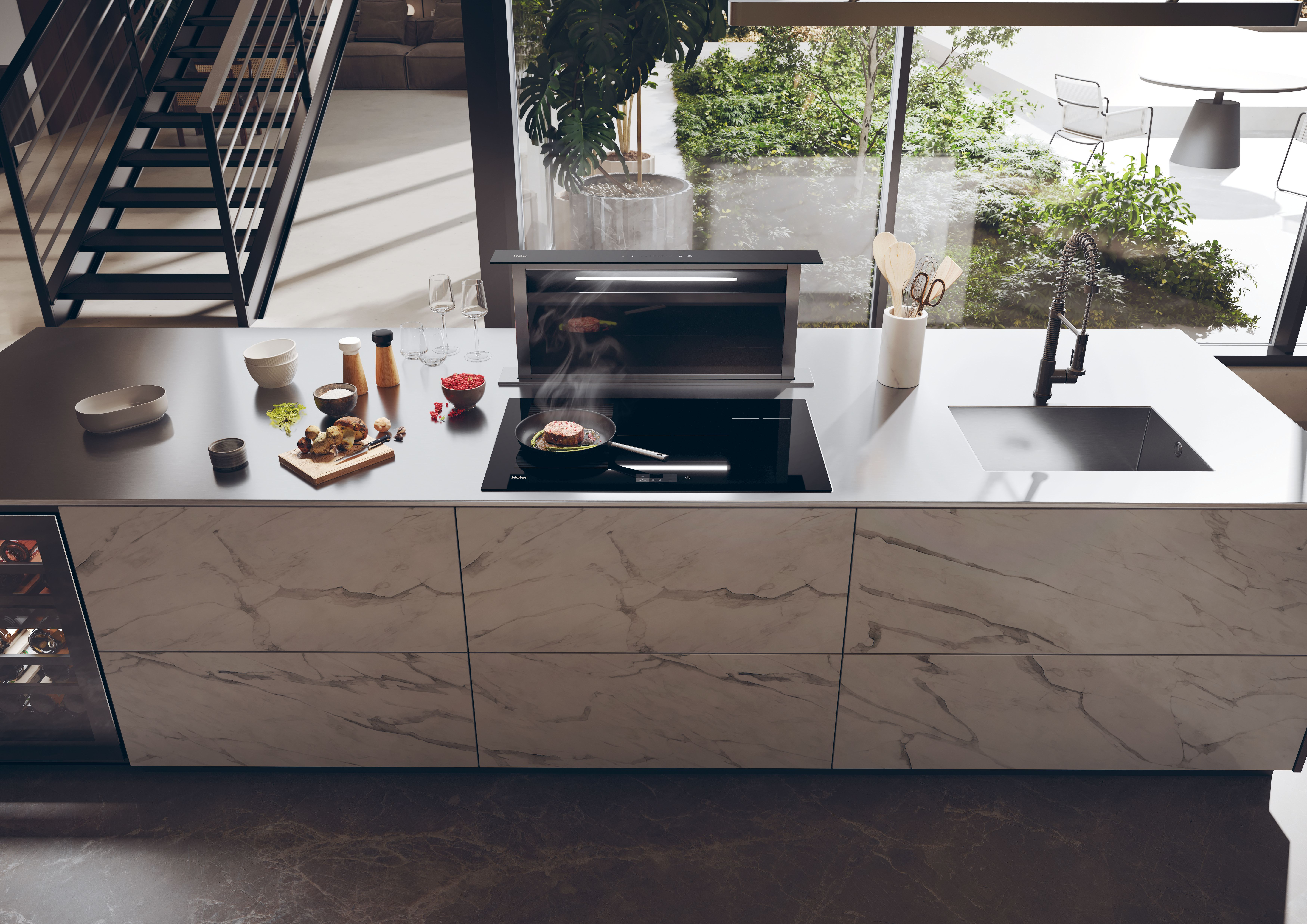Isla de cocina moderna con frentes de mármol, bistec cocinándose y zona de asientos al aire libre.