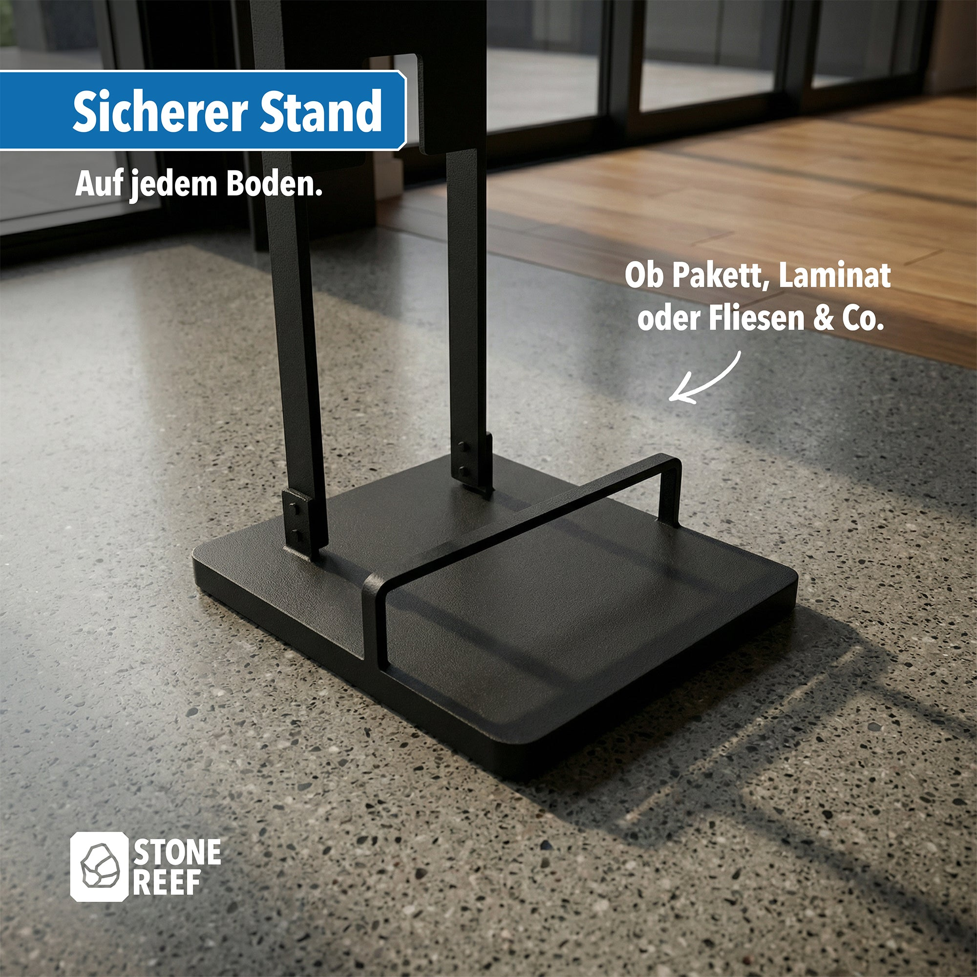 Ein schwarzer Ständer auf einem Betonboden mit dem Text 'Sicherer Stand'.