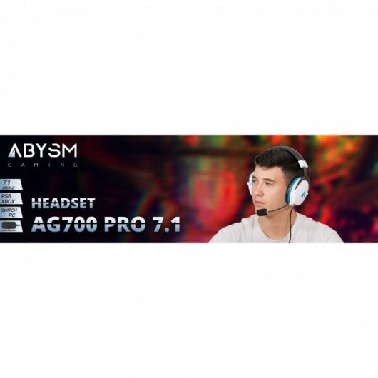 Uomo con cuffie da gaming ABYSM AG700 PRO 7.1, bianche e blu.