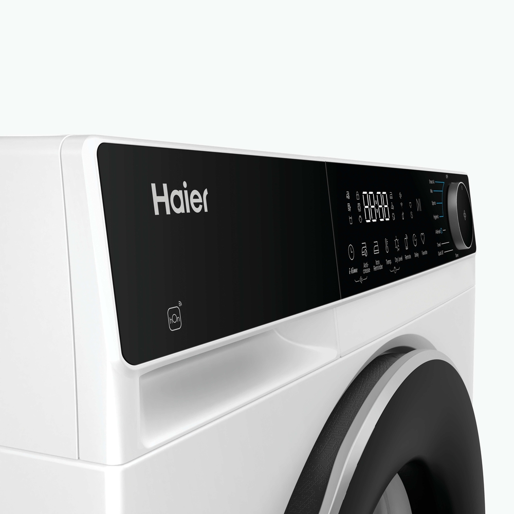 Primo piano di una lavatrice Haier bianca con pannello di controllo nero e display digitale.