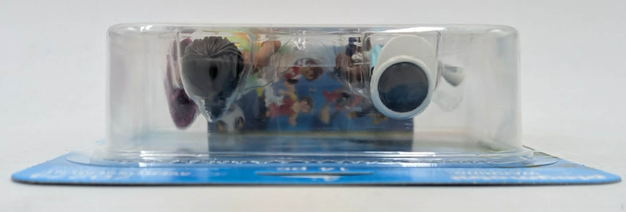 Figuras de juguete en empaque transparente con fondo detallado.