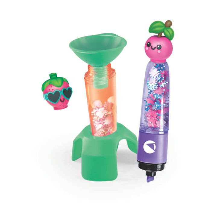 Ein Spielzeug mit einer Erdbeerfigur, einem Trichter und einem Stift mit Glitzer.