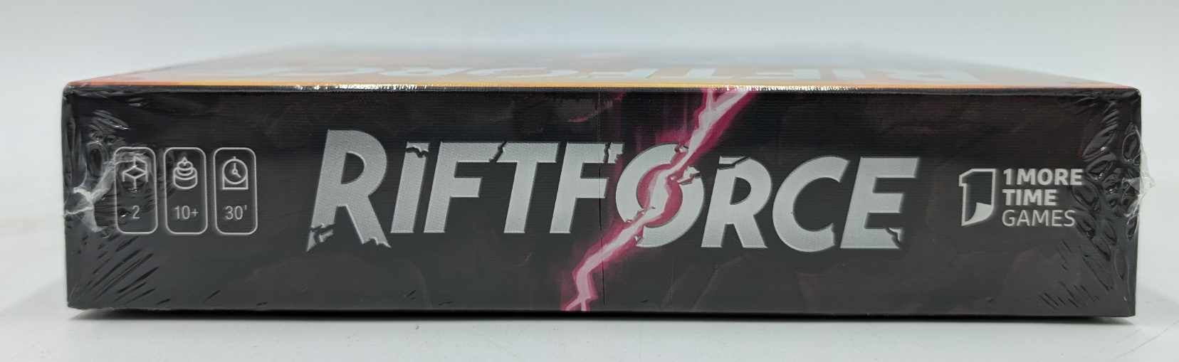 Schwarze Spielschachtel mit „RIFTFORCE“ und rosa Blitzen.