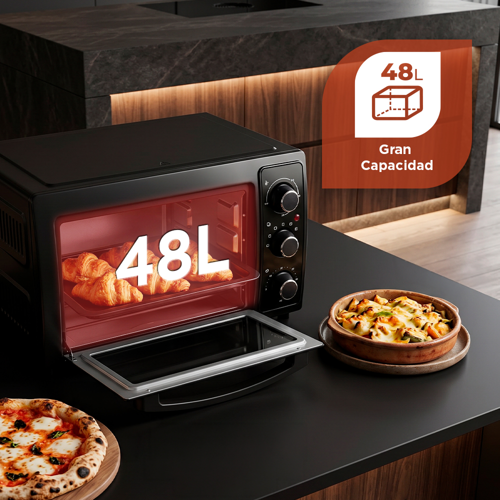 Un horno negro de 48L con cruasanes, pizza y plato de verduras asadas.