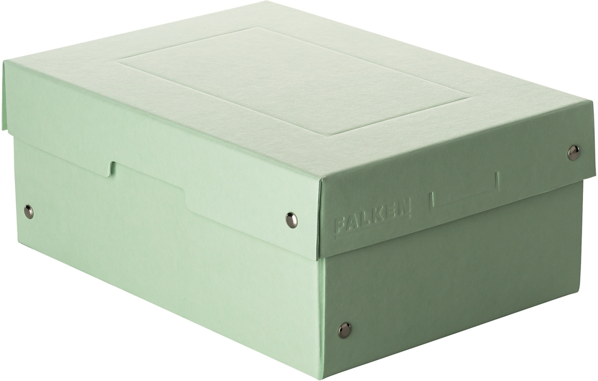 Una caja verde claro con tapa, remaches metálicos y texto en relieve.
