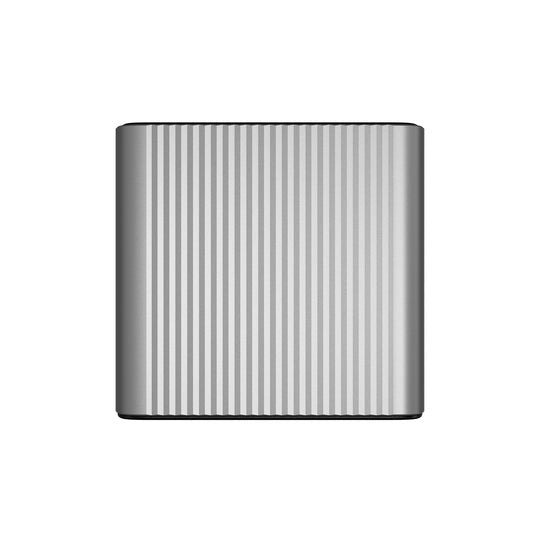 Rectángulo plateado con ranuras verticales. Diseño minimalista.