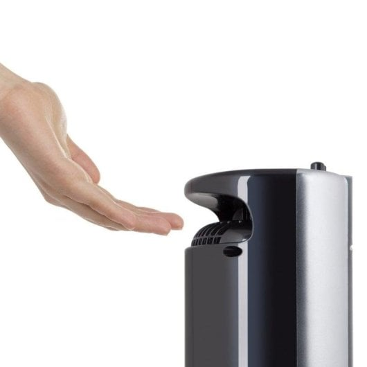 Una mano è tenuta sopra un asciugamani automatico.