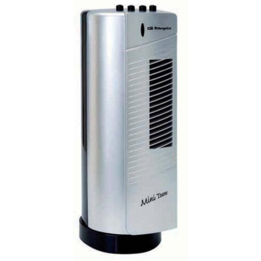 Un ventilatore a torre argentato con accenti neri e griglia di ventilazione.