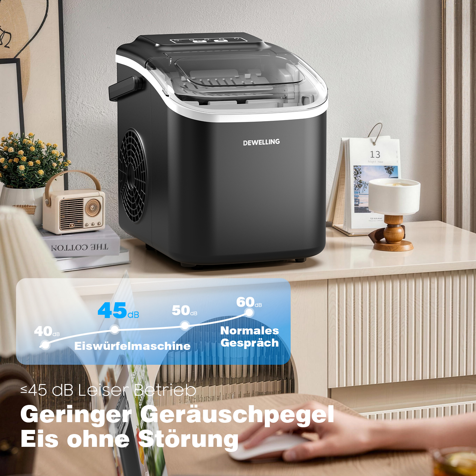 Dunkle Eiswürfelmaschine auf einem Beistelltisch, daneben ein Kalender und eine Lampe.