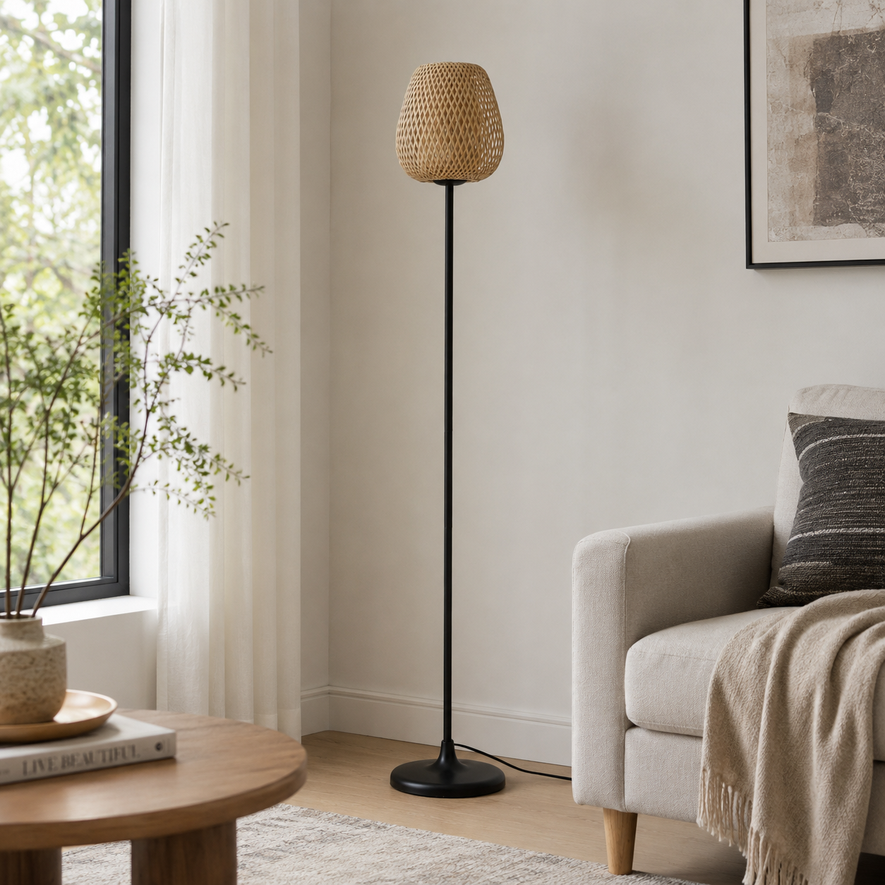 Una lámpara de pie con pantalla tejida junto a un sillón y una mesa de centro.