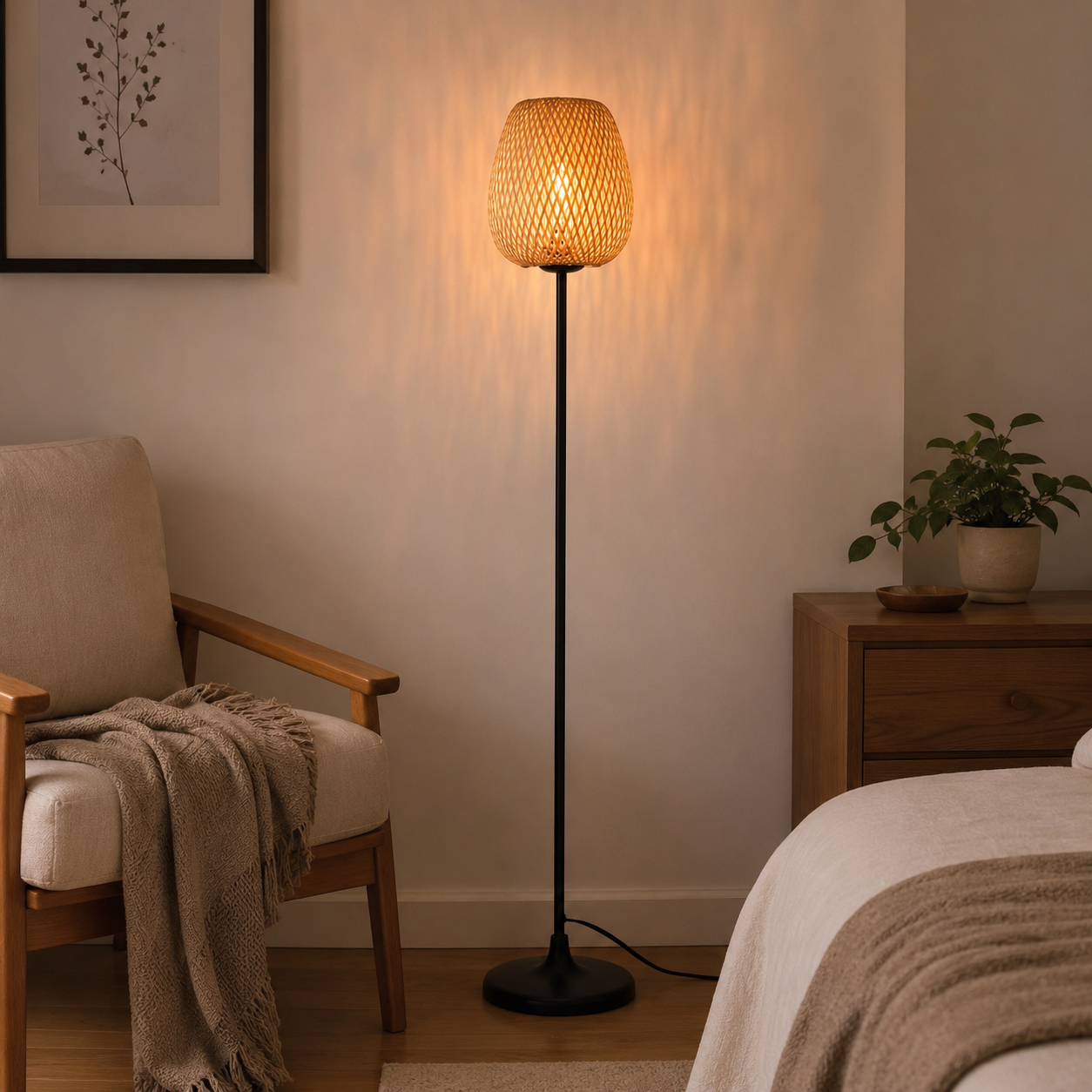 Lámpara de pie de ratán iluminada junto a sillón, mesita y cama.