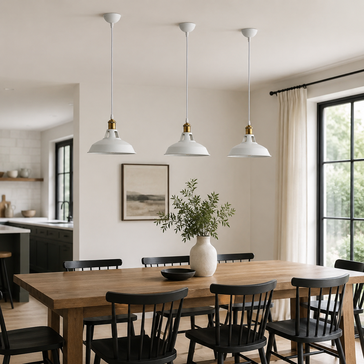 Mesa de comedor de madera con sillas negras, luces colgantes blancas, jarrón con ramas.