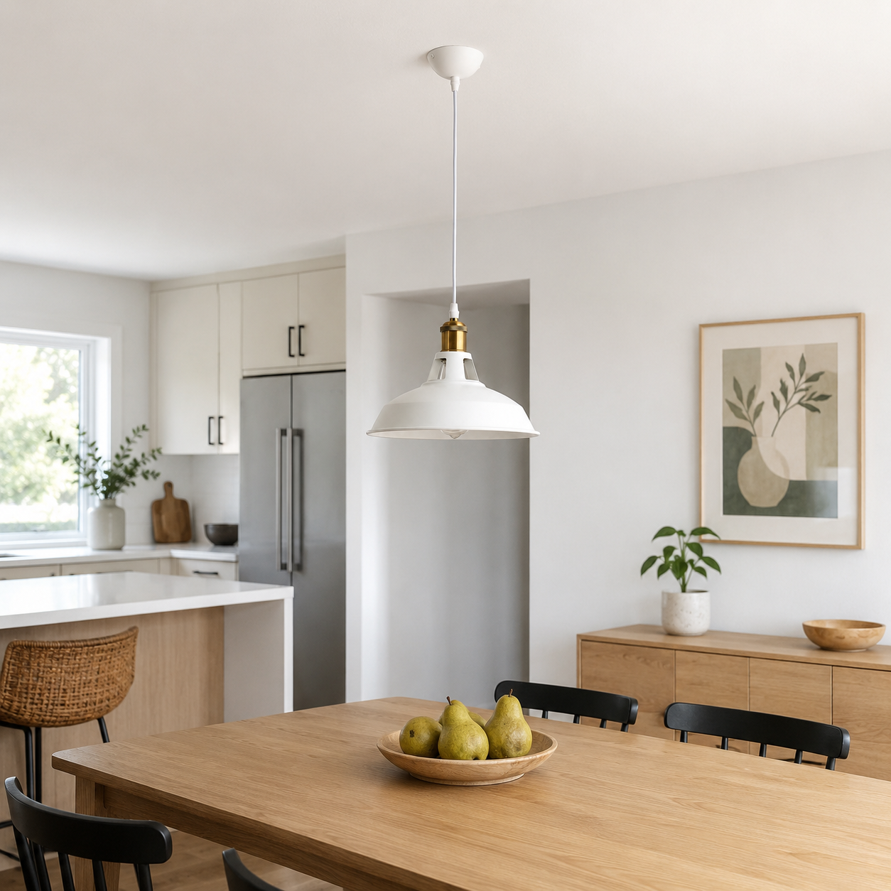 Una mesa de comedor de madera con peras en un cuenco, sillas negras y una lámpara colgante.