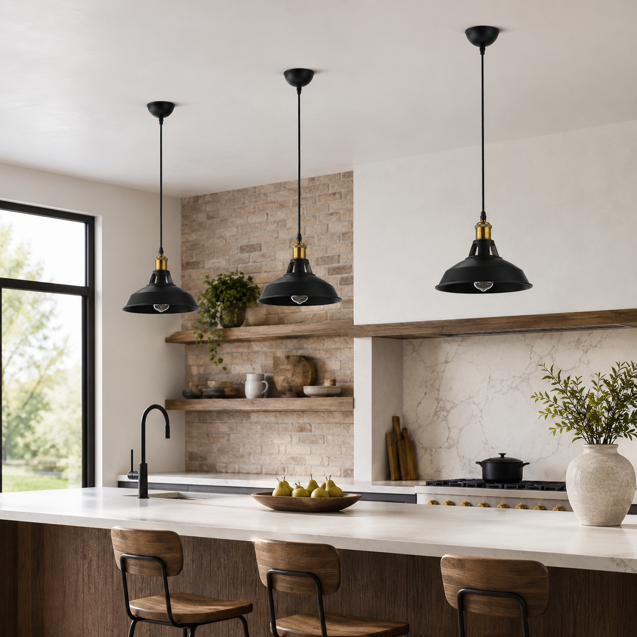 Cocina moderna con lámparas colgantes negras, vigas de madera y pared de ladrillo.