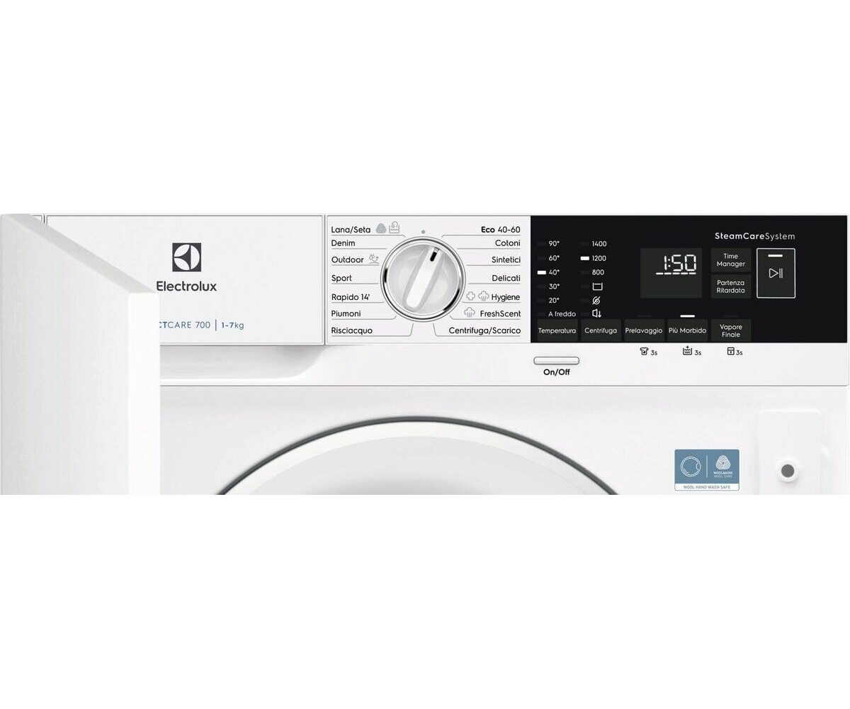 Una lavatrice bianca Electrolux che mostra il pannello di controllo e la selezione dei programmi.