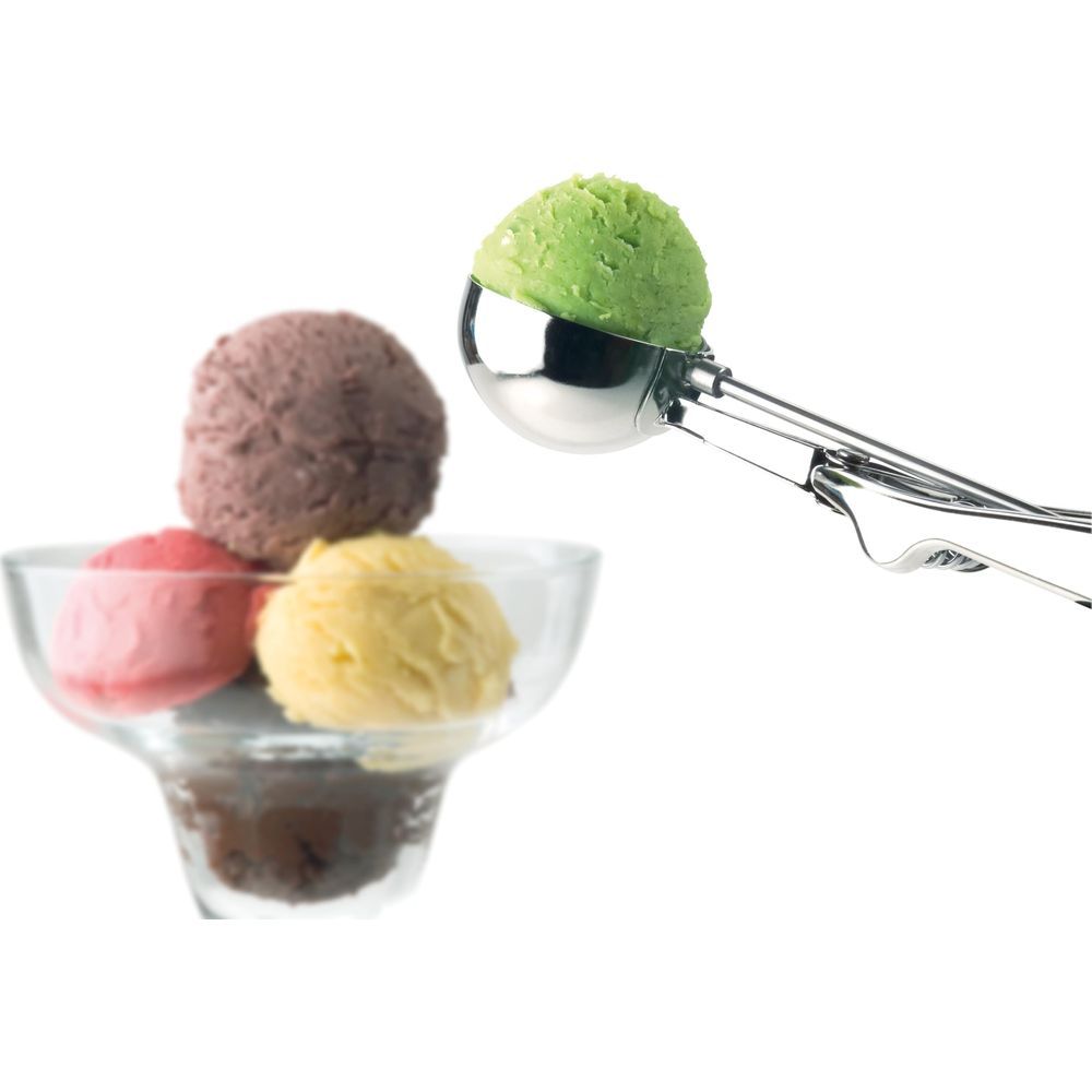 Un coppapalle da gelato verde è tenuto sopra una ciotola di vetro con gelato rosa, giallo e marrone.