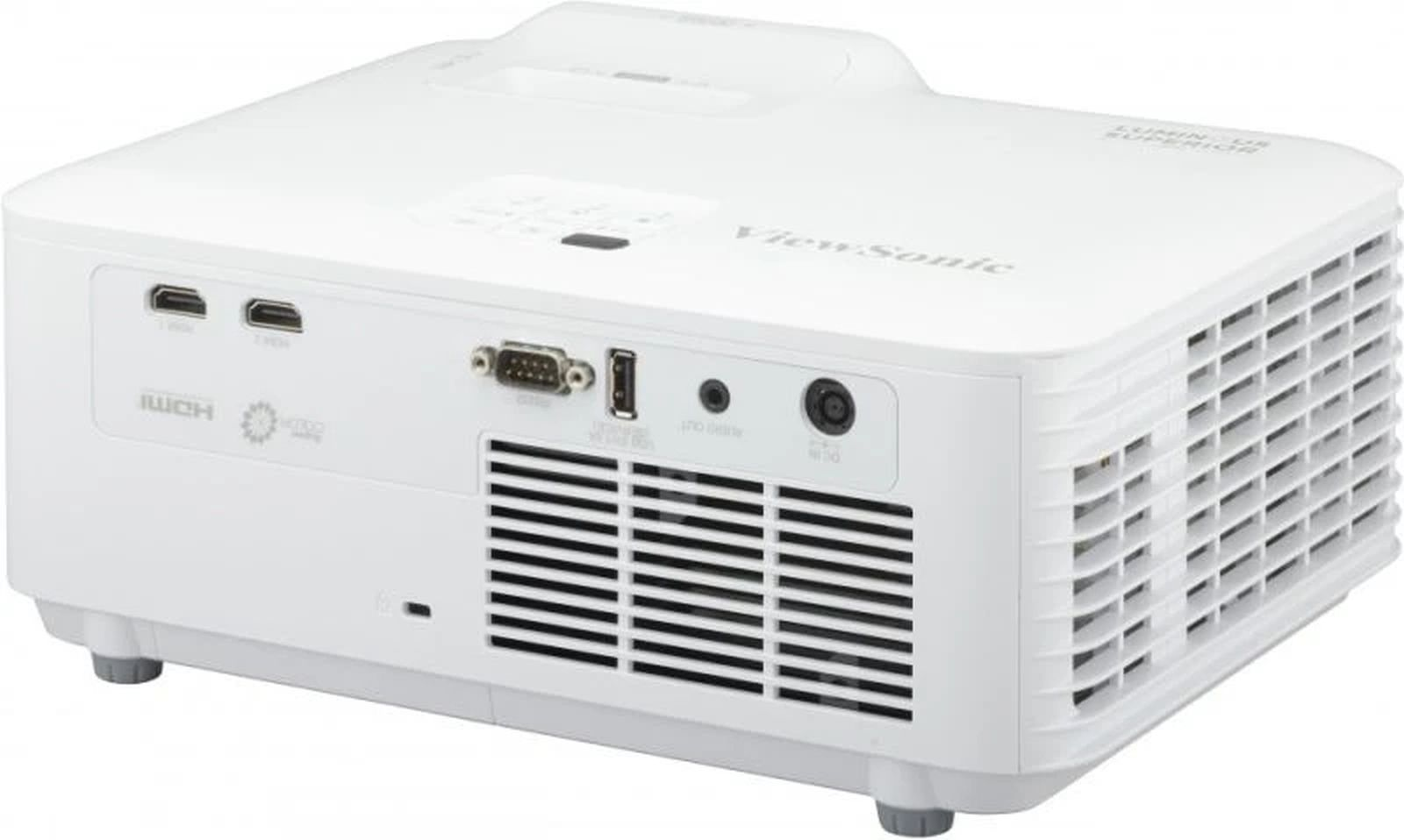Un proiettore bianco con connessioni come HDMI, VGA e USB. Sono visibili le fessure di ventilazione.