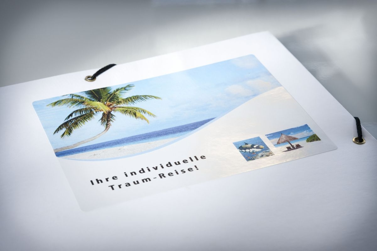 Auszug aus einer Broschüre mit Palmen, Strand und Meer.