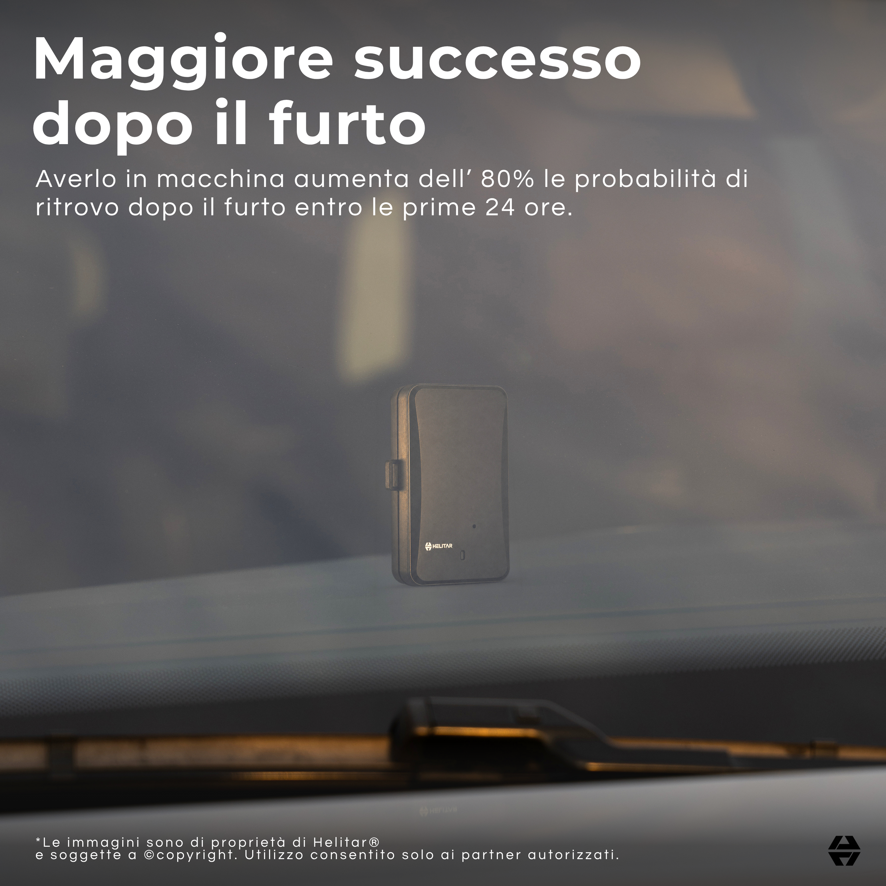 Un localizzatore nero Helitar è montato su un parabrezza.