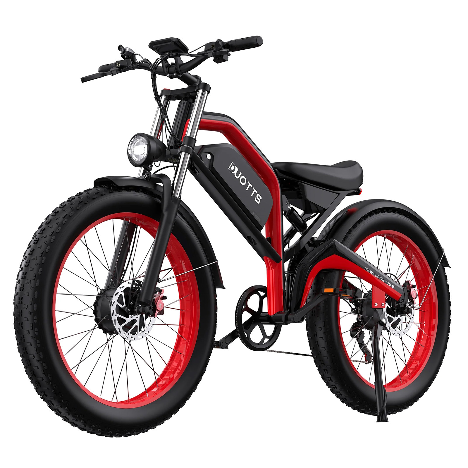 Una bicicleta eléctrica roja y negra con neumáticos anchos, fondo blanco.