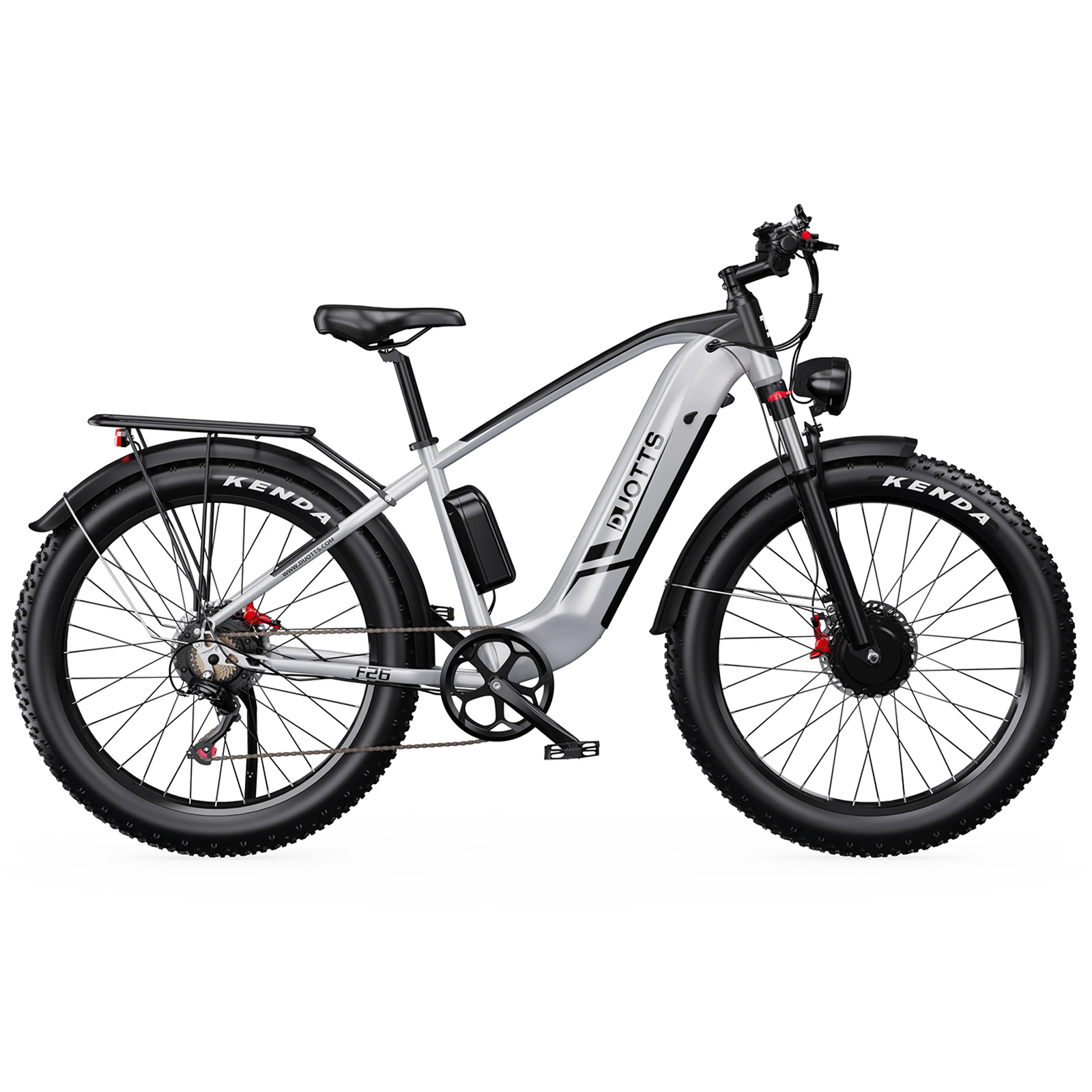 Una e-bike plateada con neumáticos anchos, portaequipajes y sillín negro.