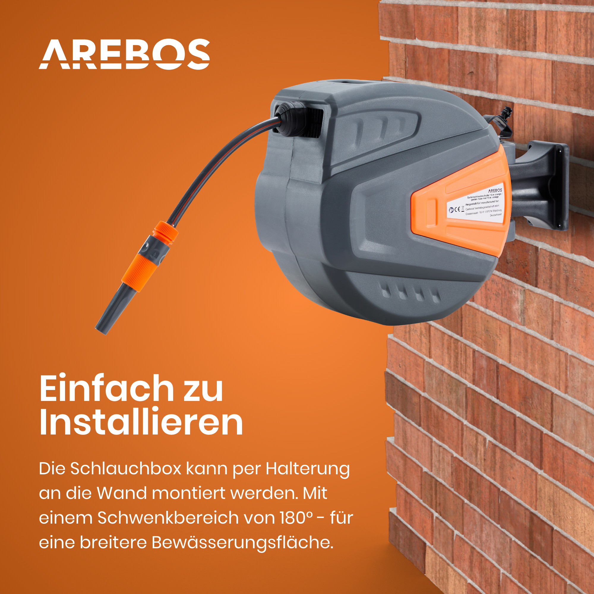 Graue Gartenschlauchbox mit orangenem Schlauch an Ziegelwand montiert.