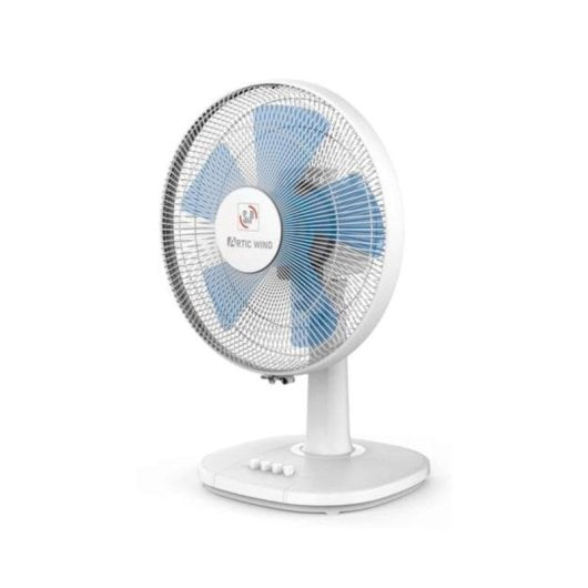 Un ventilador eléctrico de escritorio blanco con aspas azules y rejilla plateada sobre fondo blanco.