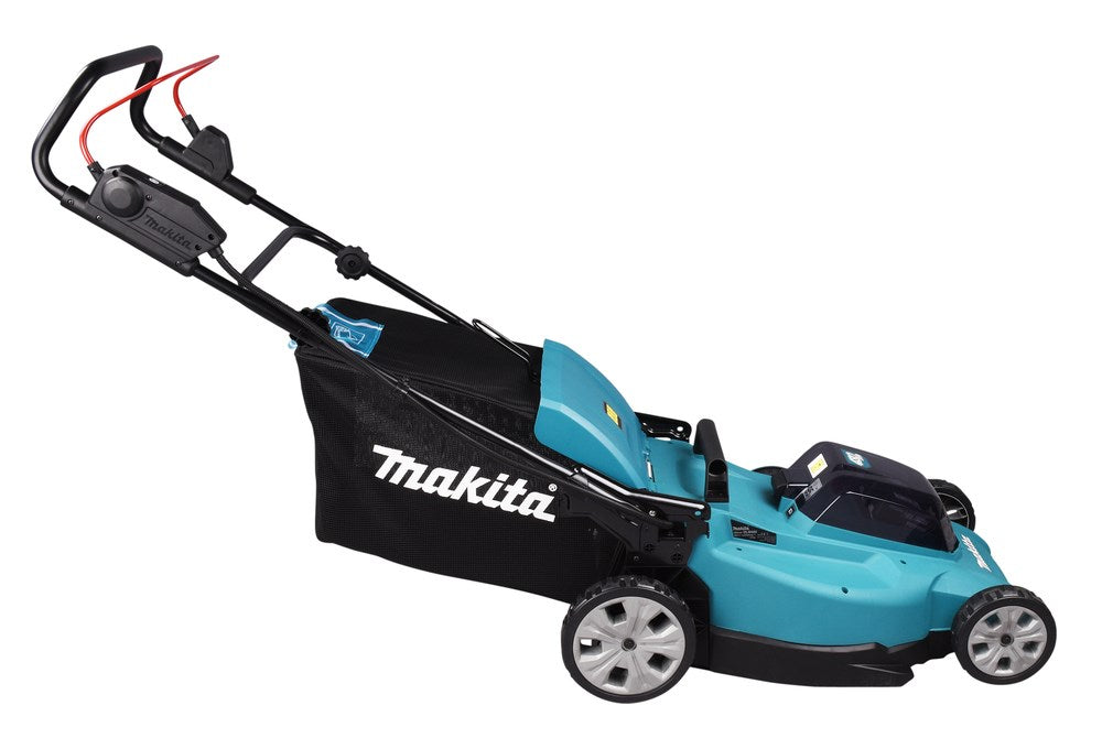 Un cortacésped Makita turquesa con recogedor de hierba negro sobre fondo blanco.