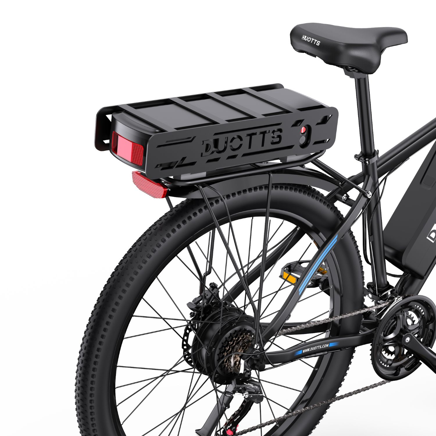Vista trasera de una bicicleta eléctrica negra con portaequipajes, luz trasera y neumático ancho.