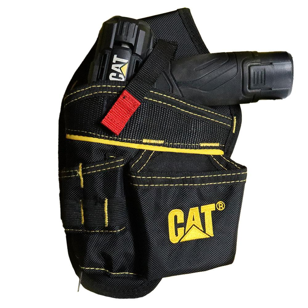 Sarı dikişli ve CAT logolu siyah alet çantası, iki alet tutuyor.