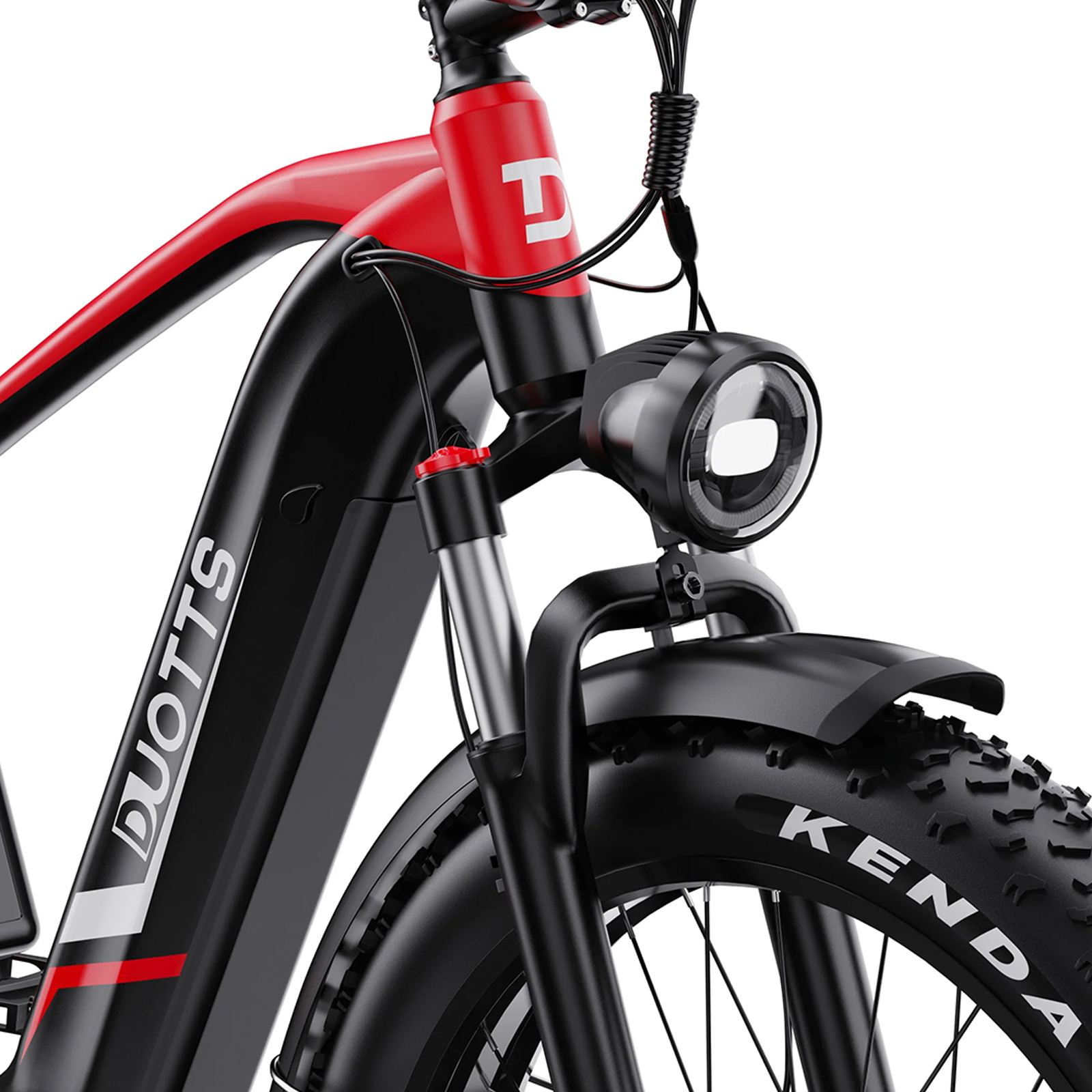 Primer plano de una bicicleta eléctrica negra y roja con neumáticos anchos y faro.