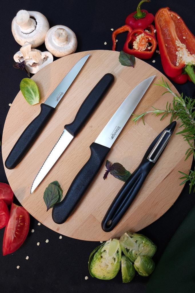 Mutfak bıçakları ve soyucu, sebze ve mantarlı ahşap tahtada.